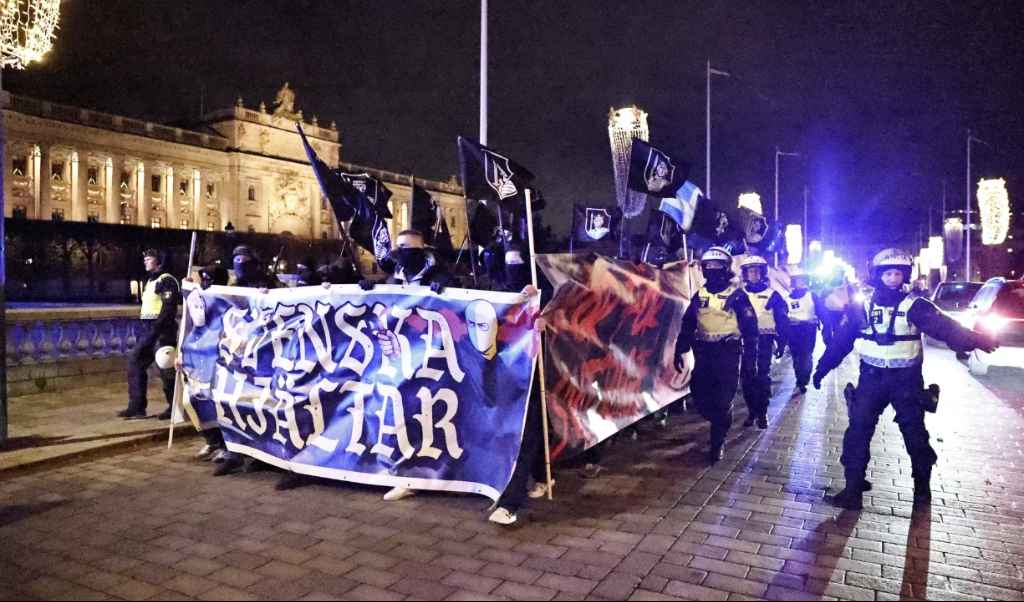 في وسط ستوكهولم مسيرة بلا ترخيص… وشعارات قومية متطرفة قوانين وردود فعل 