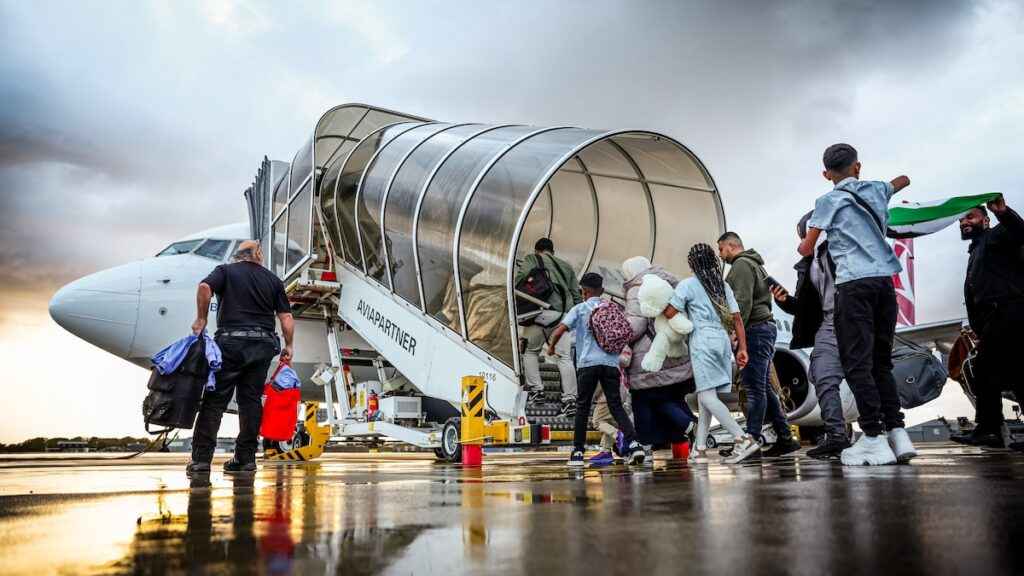 أول رحلة جماعية لعودة السوريين من هولندا إلى دمشق