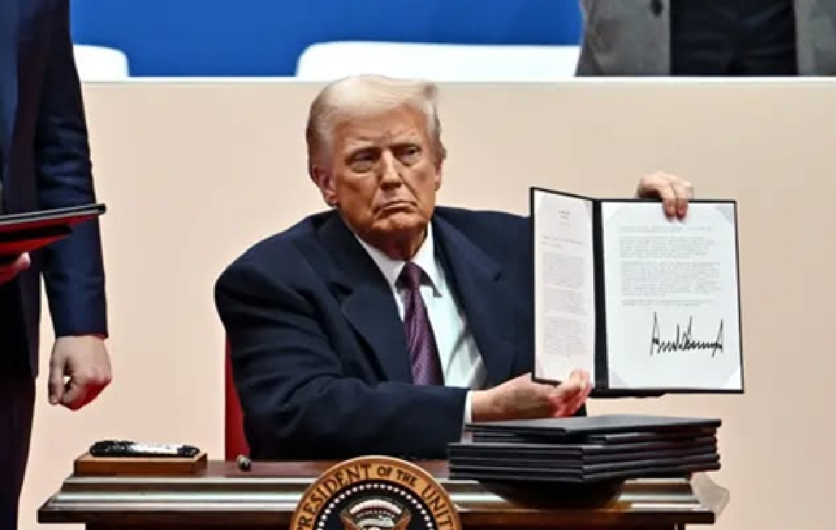 ترامب يوسّع حظر السفر الأمريكي لتشمل دول عربية