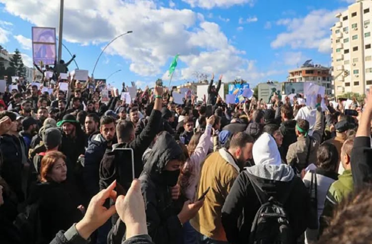 احتجاجات للعلويين في اللاذقية بالساحل السوري اصابة العشرات بالجروح ومقتل ثلاثة اشخاص