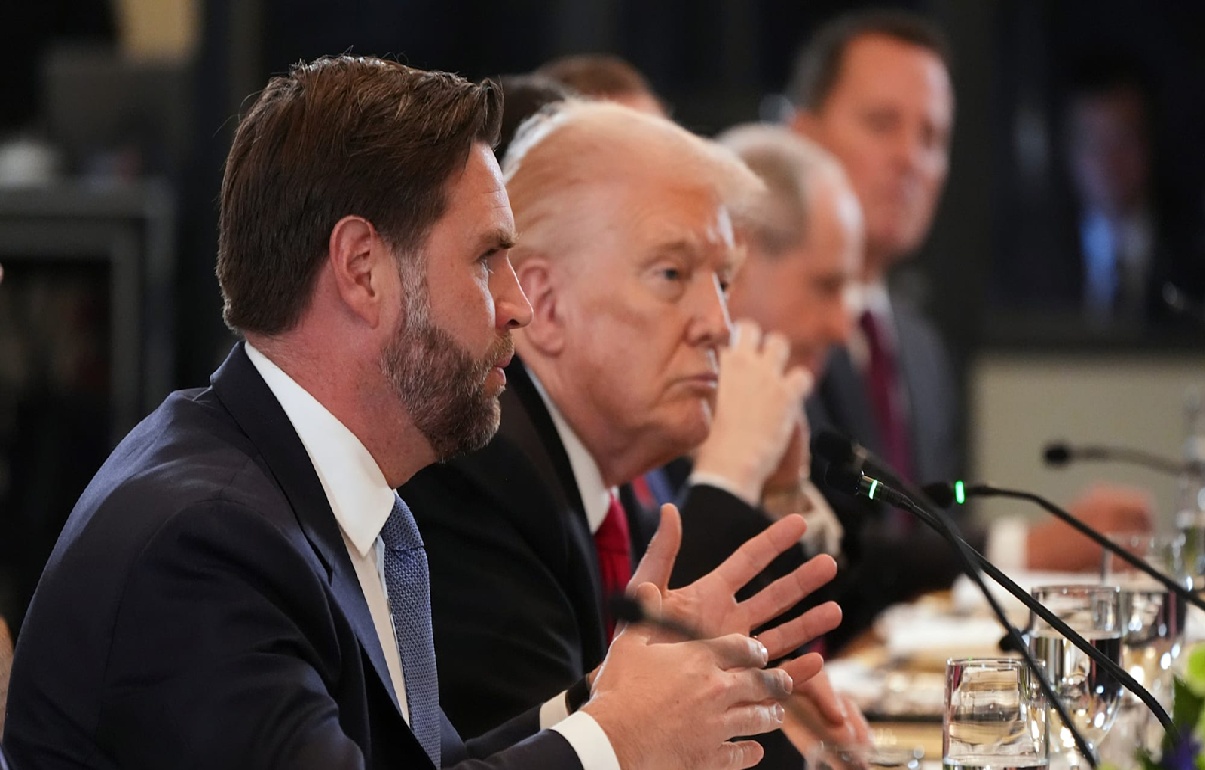 لا أحد يعلم ما الذي سيفعله الرئيس ترامب سوى الرئيس نفسه” ومصادر عن خلاف بالبيت الابيض