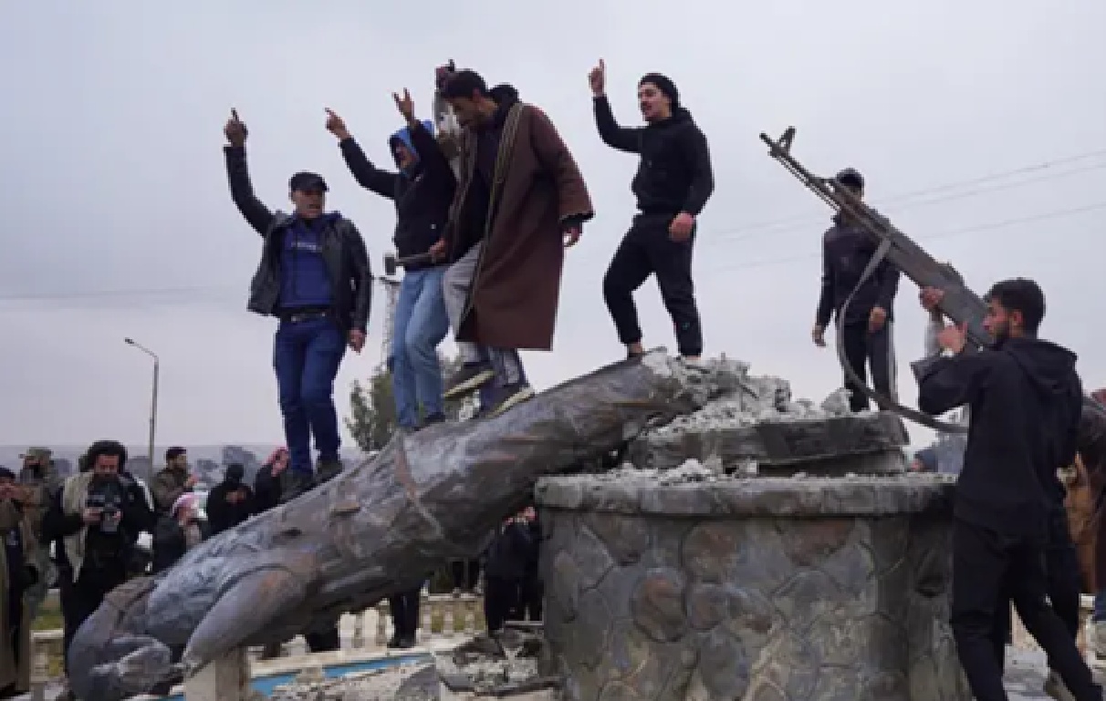 الشرع يؤكد حماية حقوق الأكراد ويدعو إلى الالتزام بوقف إطلاق النار مع قصف عنيف في محيط مدينة الرقة