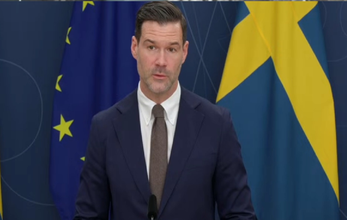 وزير الهجرة يخطط لسن قانون شرط حسن السلوك المثير للجدل.