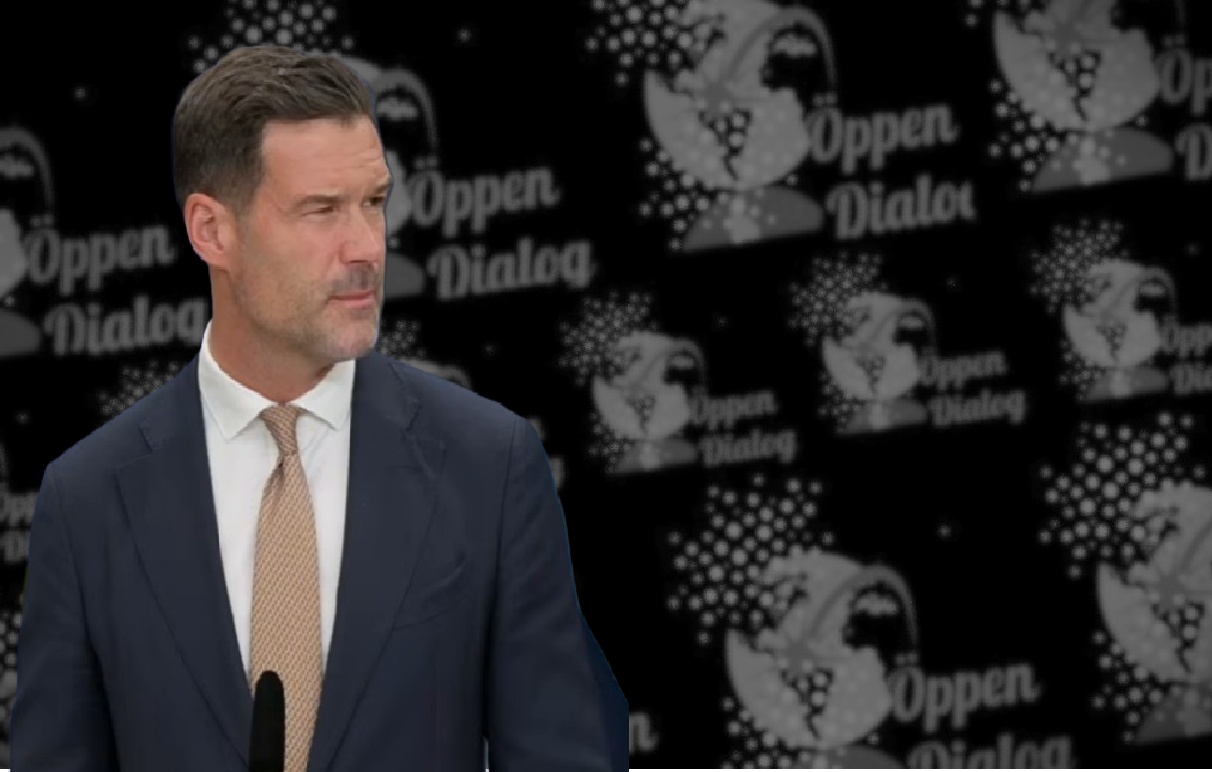 أعلن وزير الهجرة السويدي يوهان فورشيل أن الحكومة تعتزم إحالة حزمة شاملة من التعديلات القانونية المتعلقة بالهجرة والجنسية إلى البرلمان خلال الربع الأول من عام 2026، وتحديدًا بين شهري مارس وأبريل. وتشمل هذه الحزمة تشديد شروط الحصول على الجنسية السويدية، فرض قيود إضافية على لمّ الشمل العائلي، إلى جانب إدخال آليات قانونية جديدة لسحب الجنسية في حالات محددة. في تصريحات إعلامية، أكد فورشيل الى أن الحكومة ماضية بخططها في تنفيذ الإصلاحات التي سبق الإعلان عنها، معتبرًا أنها جزء من رؤية أوسع لبناء ما وصفه بـ«نظام هجرة أكثر استدامة»، يهدف إلى خفض معدلات الهجرة وتعزيز الرقابة على من يحصلون على الإقامة والجنسية، بما في ذلك إمكانية سحب الجنسية من حامليه تعديلات سحب الجنسية سابقة جديدة تعتبر انها من أبرز النقاط جدلا بنقاط التعديلات المقترحة : هو فتح الباب قانونيًا أمام سحب الجنسية السويدية في ظروف معينة، بحيث انه الإجراء الغير مسبوق بهذا الوضوح في التشريعات السويدية الحديثة. وترى الحكومة أن هذه الأداة ضرورية لحماية الدولة ومنع استغلال الحقوق المكتسبة، بينما يحذر منتقدون من تأثيرها المحتمل على استقرار أوضاع المهاجرين والمواطنين المجنسين حديثًا. معايير سحب الجنسية قد تشمل المدانين بجرائم خطيرة، أو الأشخاص الذين يُنظر إليهم على أنهم يشكلون تهديدًا لأمن السويد، مع احتمال توسيع نطاق التطبيق ليشمل من حصلوا على الجنسية عبر تقديم معلومات كاذبة أو من خلال الغش والاحتيال. تعديلات اختبارات اللغة والاندماج يتضمن مشروع قانون الجنسية الجديد أيضًا اشتراط اجتياز اختبارات في اللغة السويدية والمعرفة المجتمعية، في محاولة لقياس قدرة المتقدمين على الاندماج الفعلي في المجتمع. ورغم التحفظات التي أبدتها بعض الجامعات والجهات الأكاديمية المكلفة بإعداد هذه الاختبارات، خاصة بشأن صعوبة تنفيذها ضمن الجدول الزمني المقترح في يونيو، لكن الوزير فورشيل شدد على أن العمل جارٍ بوتيرة مكثفة، وأن التفاصيل النهائية ستُعلن قريبًا. تعديلات رقابة قانونية أوسع تأتي هذه الخطوات في إطار سياسة حكومية أشمل تهدف إلى تقليص الهجرة غير النظامية وتشديد الرقابة على شروط الإقامة والجنسية، ما يعني عمليًا وضع الجنسية السويدية المكتسبة حديثًا تحت رقابة قانونية مباشرة للمرة الأولى بشكل رسمي. وفي المقابل، يفتح ذلك نقاشًا واسعًا حول مدى اتساع تطبيق القانون، والفئات التي قد تطاله، وحدود التوازن بين متطلبات الأمن وحقوق الأفراد.