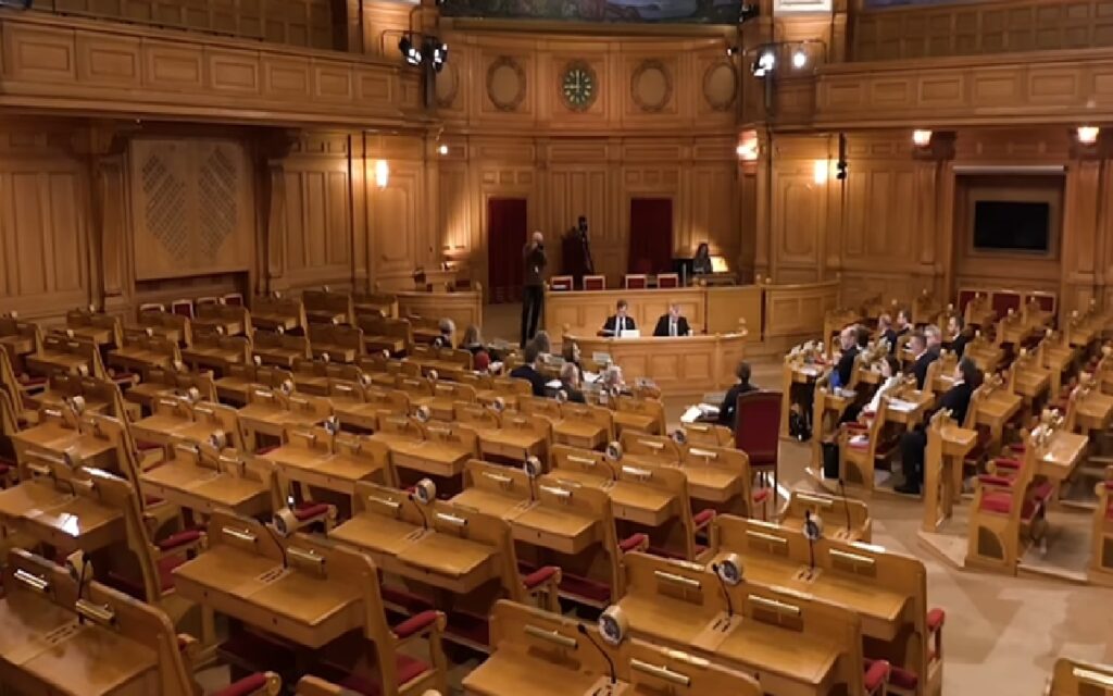 حزب اليسار يرفع دعوى ضد فورسيل أمام اللجنة الدستورية (KU)