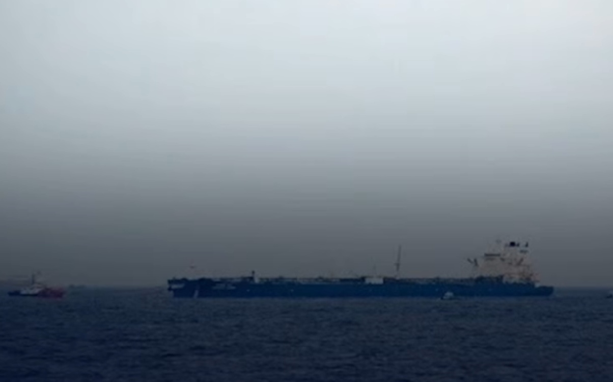 غرق سفينة تجارية هندية بعد تعرضها لهجوم في البحر الأحمر