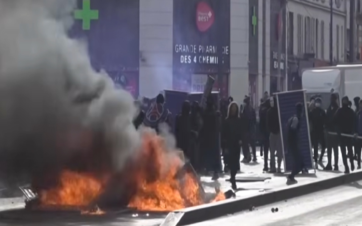 احتجاجات عنيفة في فرنسا وإصابة امرأة  بحروق في وجهها