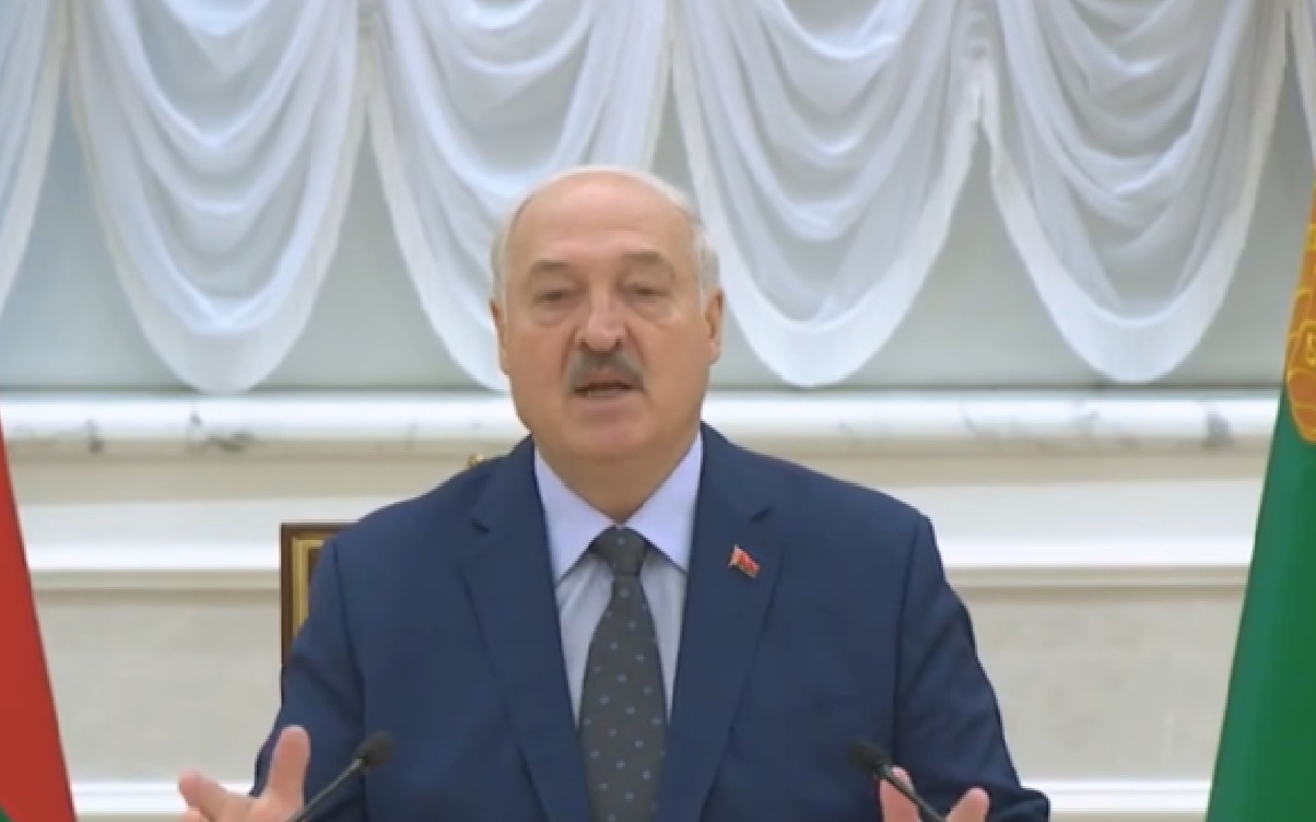لوكاشينكو مازحا أنا وبوتين متنافسان بالاعتداء على أوكرانيا